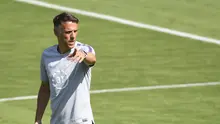 Pelatih Timnas Inggris, Phil Neville, saat memimpin pasukannya berlatih (AFP/ Philippe Desmazes)