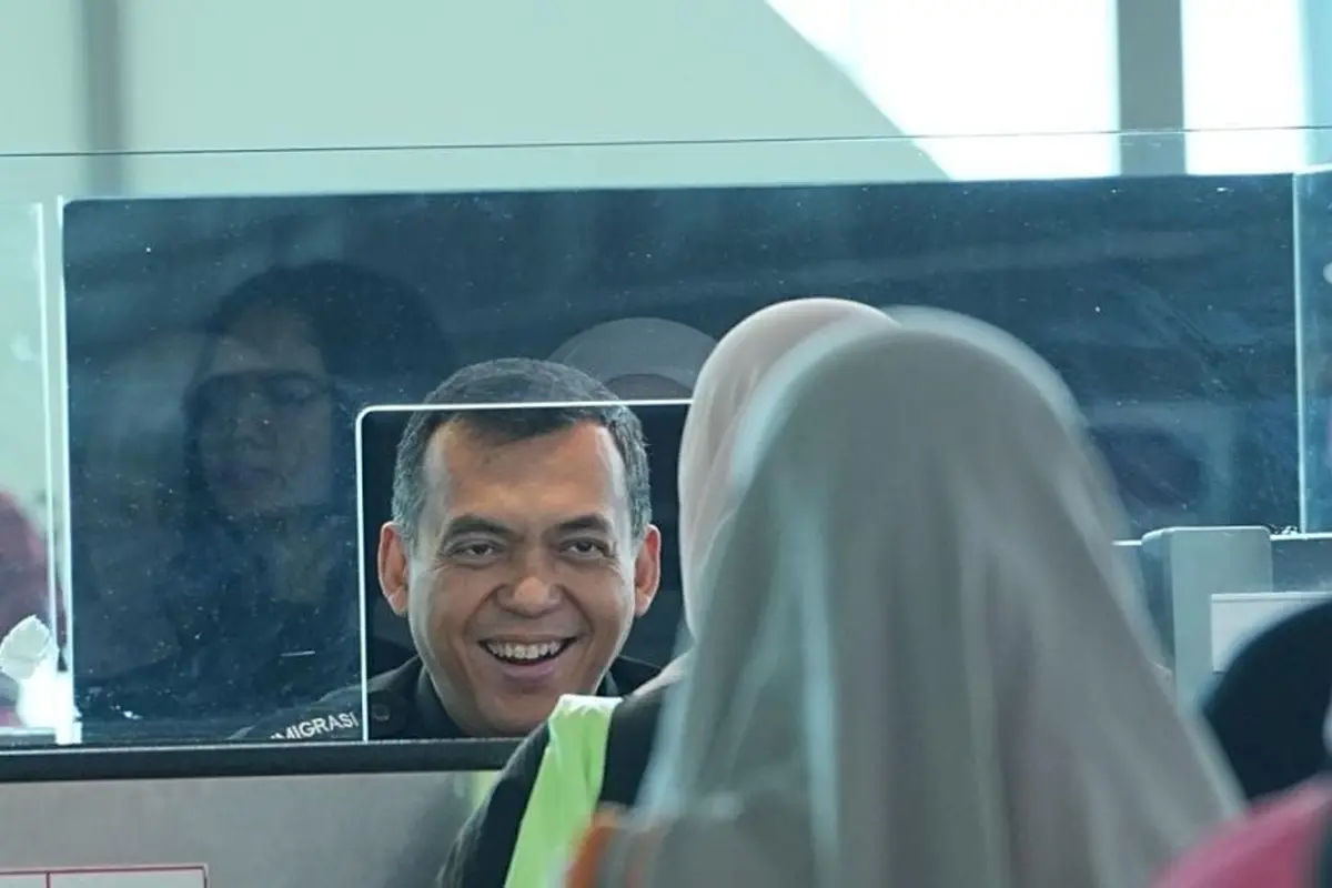Dirjen Imigrasi, Silmy Karim, menjadi penjaga konter (Tim Humas Imigrasi)