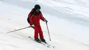 Aksi Presiden Rusia Vladimir Putin saat bermain ski di Gazprom Mountain Resort dekat resor Laut Hitam Sochi, Rusia, Rabu (13/2). (Mikhail KLIMENTYEV/SPUTNIK/AFP)