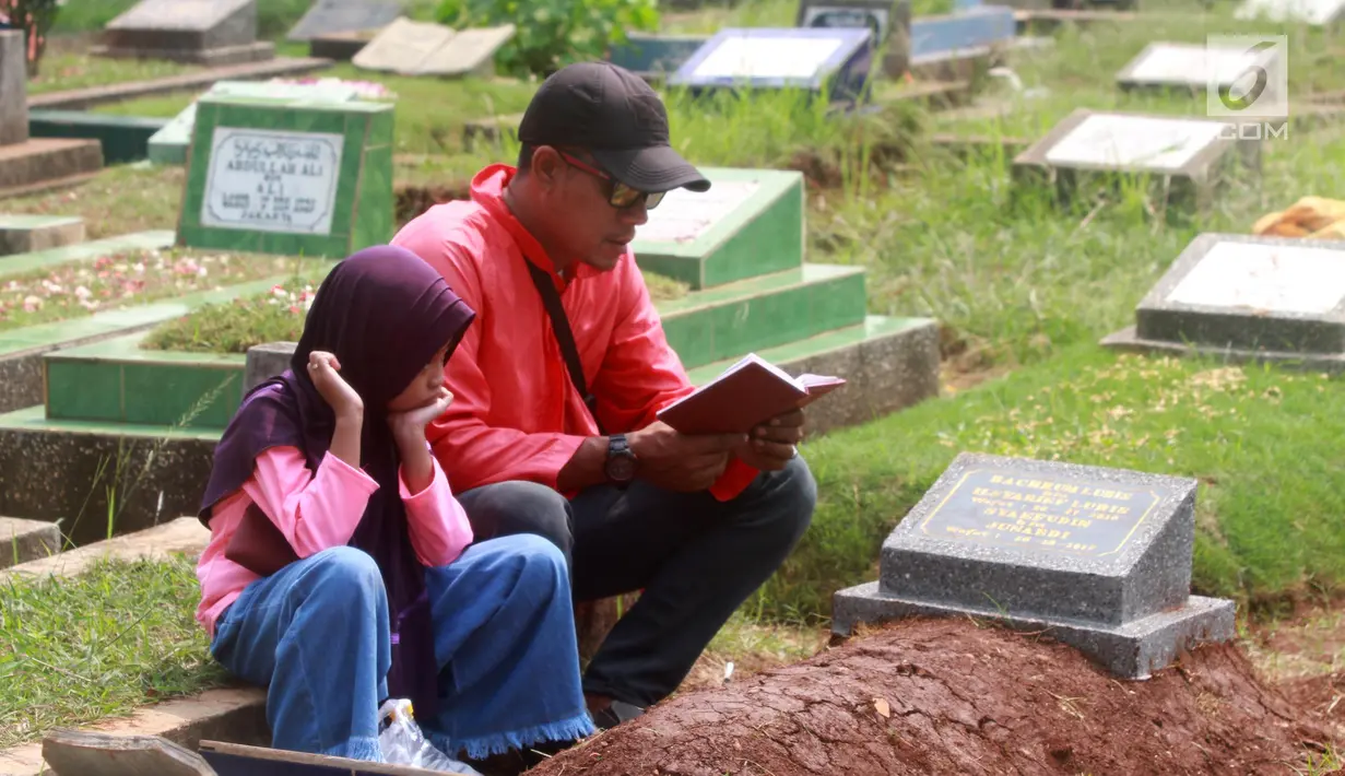 <p>Warga berdoa saat berziarah di TPU Karet Pasar Baru Barat, Jakarta, Sabtu (16/6). Ziarah kubur atau "nyekar" pada hari raya lebaran merupakan salah satu tradisi umat muslim untuk mendoakan sanak keluarga yang meninggal dunia. (Liputan6.com/Arya Manggala)</p>