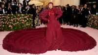 Cardi B mengenakan gaun panjang merah saat menghadiri Met Gala 2019 bertema Camp: Notes on Fashion di The Metropolitan Museum of Art, New York, Amerika Serikat, Senin (6/5/2019). (Photo by Evan Agostini/Invision/AP)