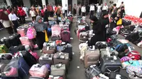 Sejumlah koper TKI berjejer di Bandara Soekarno Hatta,Tangerang, Rabu (11/11). Sebanyak 450 WNI overstayers dan TKI undocumented dari Jeddah, Arab Saudi dipulangkan pemerintah Indonesia. (Liputan6.com/Angga Yuniar)