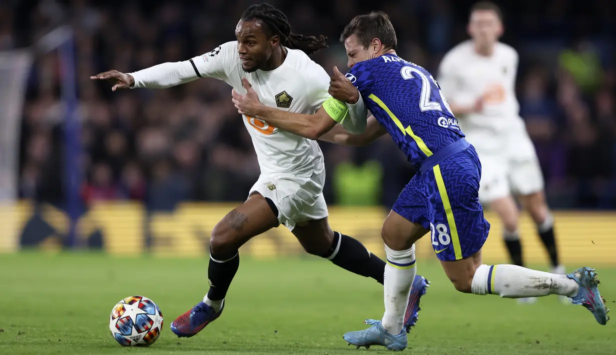 Gelandang Lille, Renato Sanches berusaha melewati bek Chelsea, Cesar Azpilicueta pada pertandingan leg pertama Liga Champions di Stamford Bridge, London, Rabu (23/2/2022). Chelsea menang atas Lille 2-0. (AP Photo/Ian Walton)