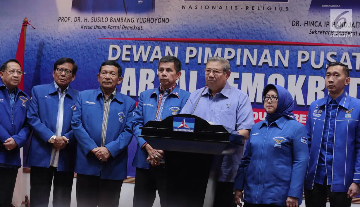 Ketum Partai Demokrat Susilo Bambang Yudhoyono (ketiga kanan) menyampaikan keterangan di DPP Demokrat, Jakarta, Senin (30/10). Menurut SBY, finalisasi usulan Partai Demokrat atas revisi UU Ormas sudah mencapai angka 90 persen. (Liputan6.com/Faizal Fanani)
