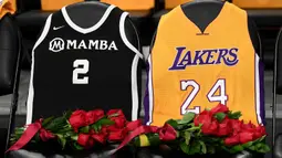 Los Angeles Lakers menghormati Kobe Bryant dan putrinya Gigi dengan menaruh bunga mawar dan jersey Mamba # 2 gigi dan jersey Kobe # 24 di kursi sebelum pertandingan melawan Portland Trail Blazers di Staples Center on di Los Angeles, California (31/1/2020). (Harry How/Getty Images/AFP)