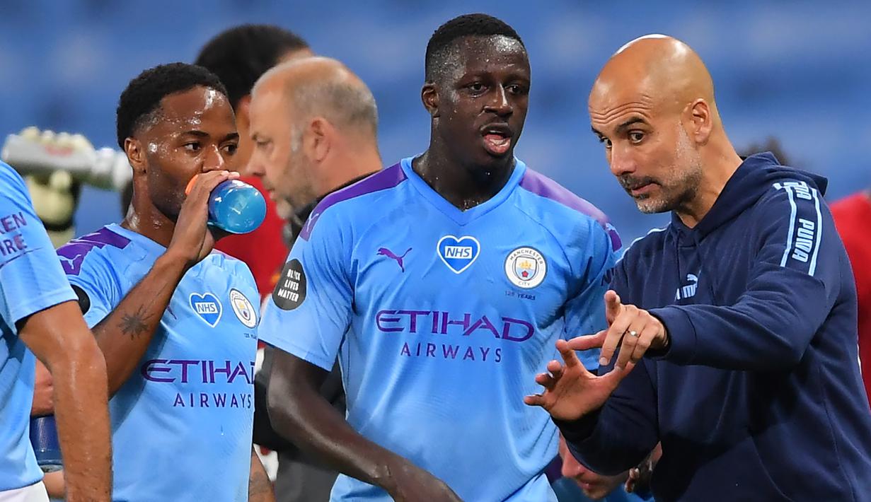 Pelatih Manchester City, Pep Guardiola, memberikan arahan kepada pemainnya saat menghadapi Liverpool pada laga lanjutan Premier League pekan ke-32 di Stadion Etihad, Jumat (3/7/2020) dini hari WIB. Manchester City menang 4-0 atas Liverpool. (AFP/Laurence Griffiths/pool)