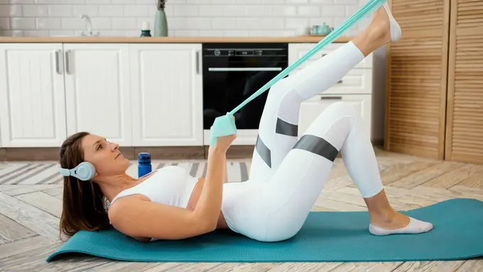 Rekomendasi Olahraga Mini Band untuk Membentuk Kaki dan Pinggul Lebih Ideal (photo by freepik.com)