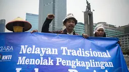 Koalisi Rakyat untuk Keadilan Perikanan (KIARA) dan Kesatuan Nelayan Tradisional Indonesia (KNTI) menolak pembuatan Giant Sea Wall yang mematikan usaha para nelayan, Jakarta, (15/10/14).(Liputan6.com/Faizal Fanani)