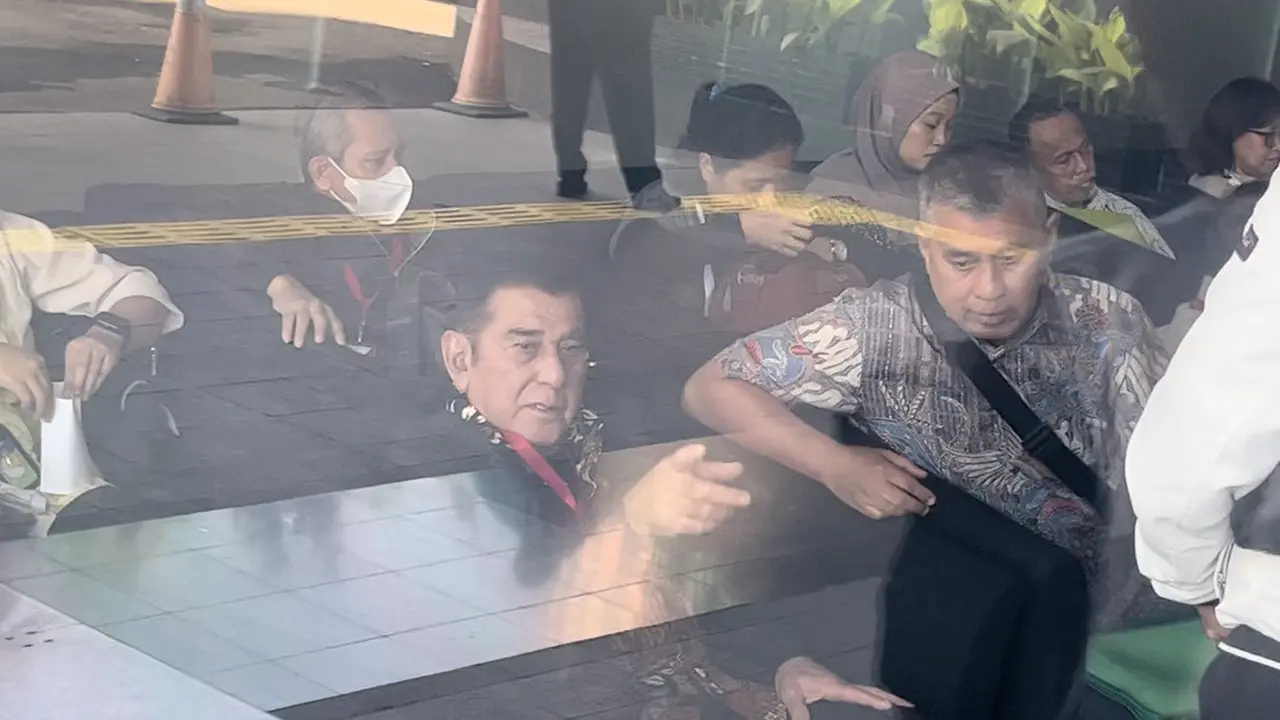 Ketua Umum Pemuda Pancasila (PP) Japto Soerjosoemarno mendatangi Gedung Merah Putih KPK, Jakarta, Selasa (10/3) (Liputan6.com/Muhamad Radityo Priyasmoro)