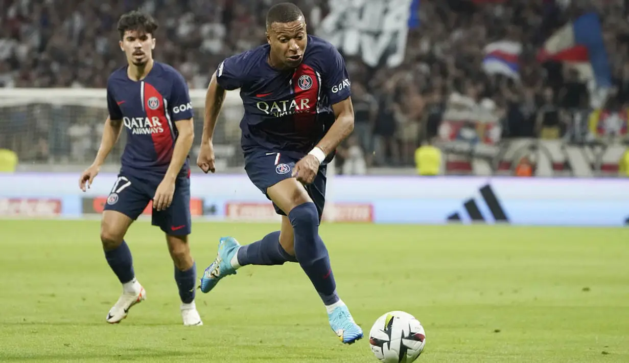 Pemain Paris Saint-Germain (PSG), Kylian Mbappe menggiring bola saat melawan Lyon pada laga pekan keempat Ligue 1 2023/2024 di Groupama Stadium, Senin (04/09/2023). PSG menang dengan skor 4-1. (AP Photo/Laurent Cipriani)