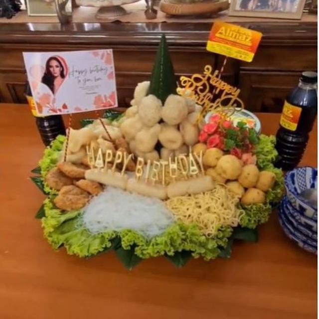 Krisdayanti Dapat Kiriman Kue Unik di Perayaan Ultah ke-46