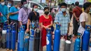 Orang-orang antre menunggu di lokasi yang menyumbangkan oksigen secara gratis di Yangon, Myanmar pada 14 Juli 2021. Mereka putus asa mencari oksigen untuk menjaga orang yang dicintai tetap bernapas ketika gelombang corona covid-19 menerjang negara yang dilanda kudeta itu. (Ye Aung THU/AFP)