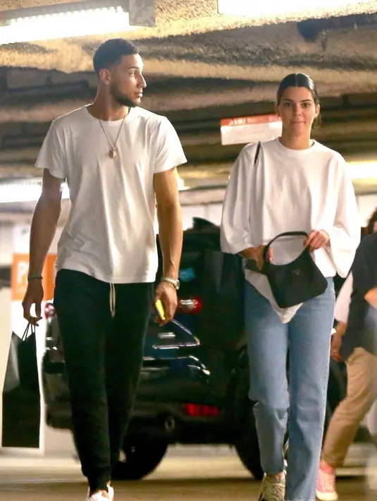 "Keduanya terlihat berbelanja bersama di tempat terbuka," ujar sumber. (CelebMafia)