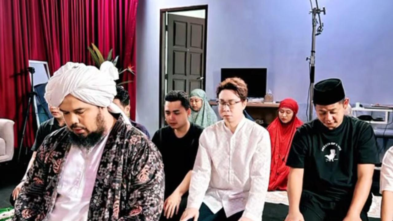 Deretan Artis yang Memilih Mualaf Dibimbing Ustaz Derry Sulaiman, Ini Perjalanannya