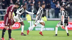 Pemain Juventus, Douglas Costa (tengah) merayakan gol bersama rekan-rekannya saat melawan Torino pada laga perempatfinal Coppa Italia di Allianz Stadium, Turin, Italia, (3/1/2018). Juventus menang 2-0. (Alessandro Di Marco/ANSA via AP)