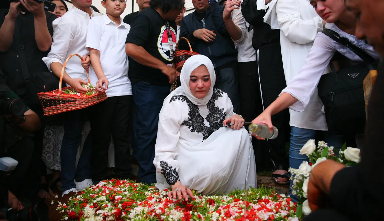 Firasat kurang baik saat sang suami tiba di RS dan masuk UGD. Berbagai upaya medis dilakukan, meski akhirnya nyawanya sudah tidak bisa tertolong lagi. Ia pun Ikhlas melepas kepergian suaminya untuk selama-lamanya. (Nurwahyunan/Bintang.com)