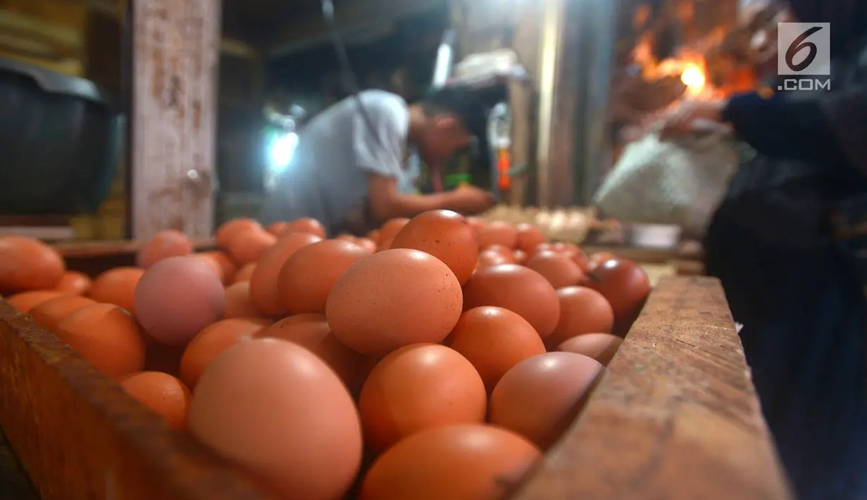 Penjual telur melayani pembeli di Pasar Minggu, Jakarta, Rabu (24/7). Harga telur ayam mengalami penurunan di angka Rp 26 ribu per kilo. (Merdeka.com/Imam Buhori)