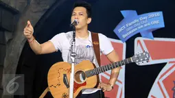 Aksi panggung vokalis Band Noah, Ariel dalam acara Annual Gathering "JICT Family Day 2016 di Dufan, Ancol, Jakarta, Minggu (11/12). Acara yang dihadiri keluarga besar JICT itu mengusung Tema 'We Are One JICT. (Liputan6.com/Herman Zakharia)