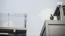 Petugas berjaga di Instalasi Tahanan Militer TNI AD, Markas Pomdam Jaya, Jakarta, Selasa (20/4/2021). Instalasi Tahanan Militer TNI AD ini dibangun seluas 1.500 meter persegi dan dapat menampung sebanyak 83 prajurit binaan. (Liputan6.com/Faizal Fanani)