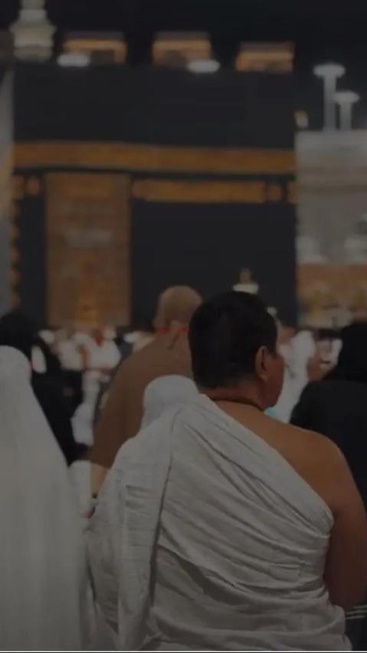 Darma juga membagikan momen saat ayahnya, Tommy Soeharto, memakai kain ihram di depan Ka'bah.