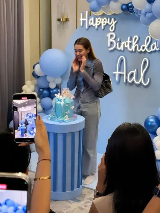 Penampilannya dilengkapi dengan tas goyard mini anjou warna hitamnya, [@aaliyah.massaid]