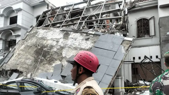 Ledakan dahsyat mengguncang perumahan mewah di Medan, Sumatera Utara. (Liputan6.com/Reza)