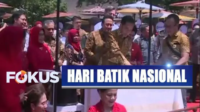 Tak mau ketinggalan, Jokowi dan Ibu Iriana pun ikut membatik bersama para peserta.