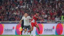 Pemain Timnas Indonesia,&nbsp;Ricky Kambuaya (kanan),&nbsp;berduel dengan pemain China, Xu Haoyang, dalam laga Kualifikasi Piala Dunia 2026 zona Asia di Stadion Utama Gelora Bung Karno (SUGBK) Senayan, Jakarta, Kamis (5/6/2025). (Bola.com/Bagaskara Lazuardi)