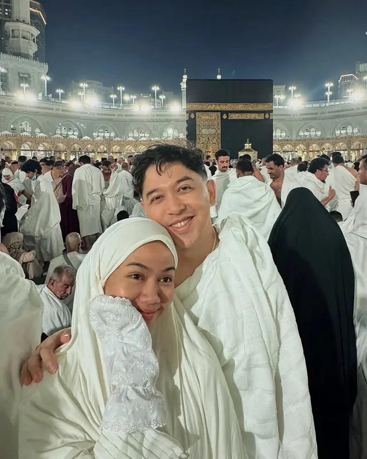 Dian Sastrowardoyo Unggah Foto Umrah Pakai Hijab Putih, Disebut Bidadari Surga