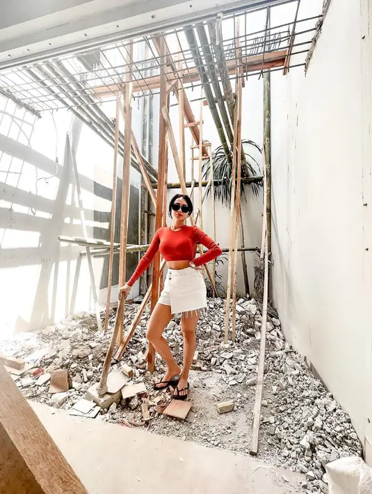 Wika Salim memang patut berbangga karena rumahnya ini merupakan hasil jerih payahnya selama ini bekerja di industri hiburan. Ia yang tadinya tidak mengetahui bisa memiliki rumah impian, ternyata dimudahkan. (Liputan6.com/IG/@wikasalim)