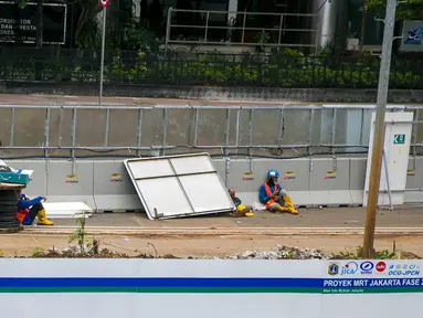 Pekerja beristirahat di area proyek pembangunan jalur MRT Jakarta fase II di kawasan Thamrin, Jakarta, Rabu (6/1/2021). Jalur MRT fase II tahap pertama (CP201) yaitu dari Bundaran HI-Harmoni akan selesai pada Maret Tahun 2025. (Liputan6.com/Faizal Fanani)