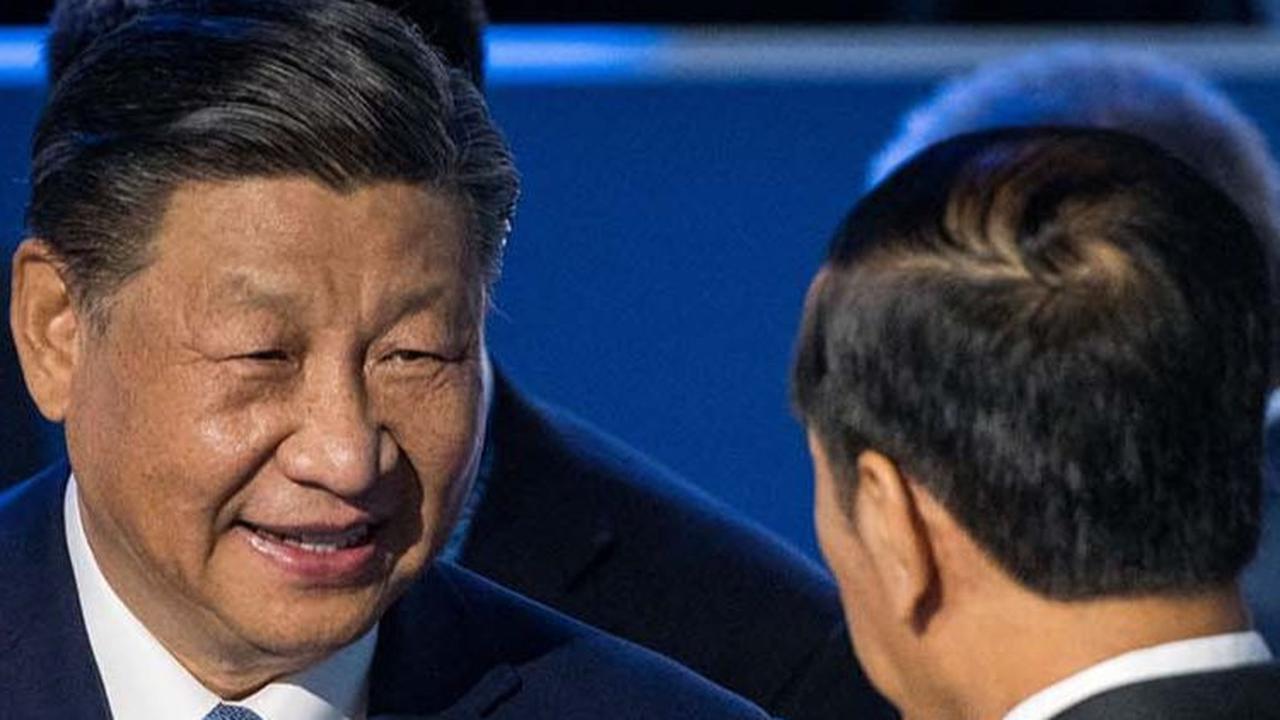 Jokowi dan Xi Jinping tampak asyik berbincang di sela rangkaian kegiatan KTT APEC 2023 tersebut.