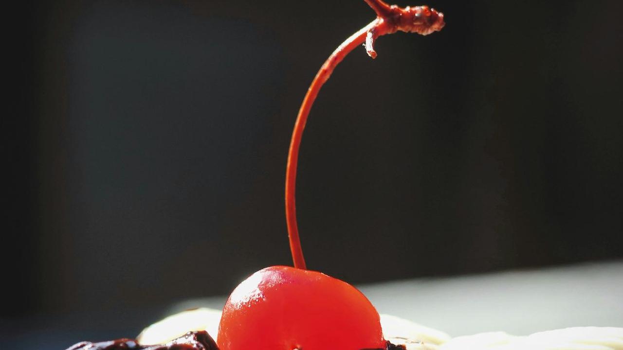 Cake Black Forest adalah salah satu karya kuliner populer di dunia. Dikenal dengan lapisan-lapisan cake cokelat lembut yang diselingi dengan krim, hiasan potongan ceri merah cerah serta taburan serutan cokelat, kue ini merupakan simbol kelezatan dan kean