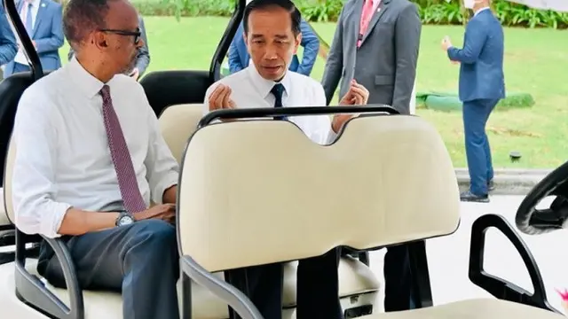 Presiden Joko Widodo (Jokowi) dan Presiden Paul Kagame bertemu untuk pertama kalinya pada Selasa 15 November 2022 di sela-sela KTT G20 Bali. (Dok. Kominfo RI)