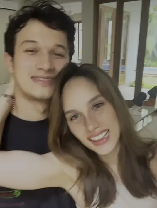 Cinta Laura membagikan video singkatnya saat masak bareng pacar. Mereka terlihat sibuk membuat steak untuk di makan bersama
