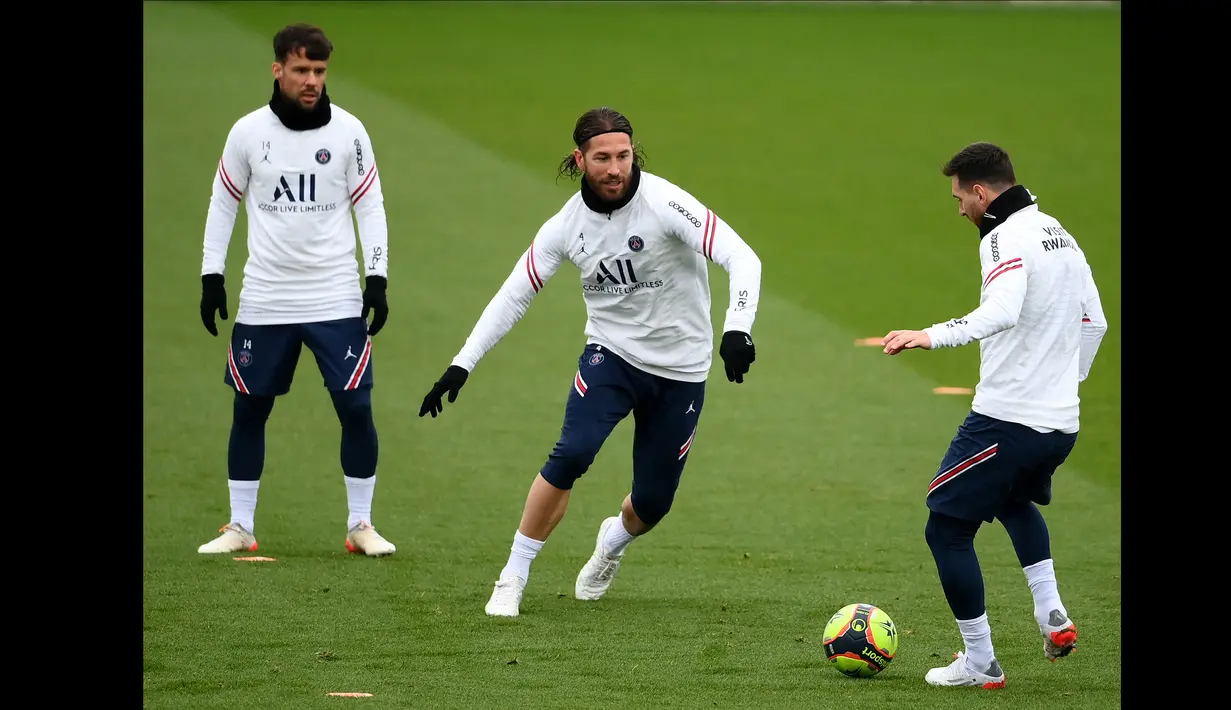 Sebagai musuh di lapangan, Ramos dan Messi kerap terlibat berbagai gesekan atau intrik saat membela tim masing-masing dalam lakon antara dua klub rival bebuyutan Liga Spanyol tersebut. (AFP/Franck Fife)