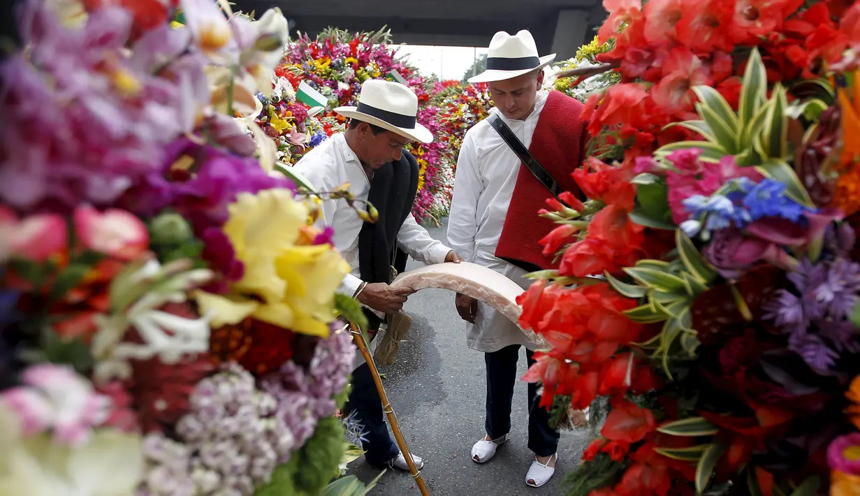 Warga melihat rangkaian bunga saat digelarnya festival bunga tahunan di Medellin, Kolombia, Minggu (9/8/2015). Festival yang dikenal dengan nama Silleteros Parade ini telah dilangsungkan sejak 1957. (REUTERS/Fredy Builes)
