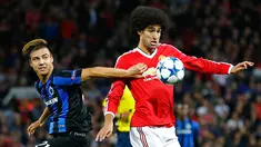  Gelandang Manchester United Marouane Fellaini (kanan) berebut bola dengan bek  Dion Cools dalam pertandingan kualifikasi UEFA Champions League, Old Trafford, Manchester, Inggris (18/8/2015). MU menang dengan skor 3 – 1. (Reuters/Darren Staples)