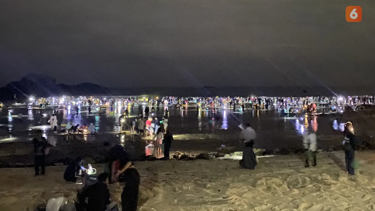 Potret saat masyarakat di Lombok, Nusa Tenggara Barat mengikuti Festival Bau Nyale 2023. (Foto: Dokumentasi Health Liputan6.com)