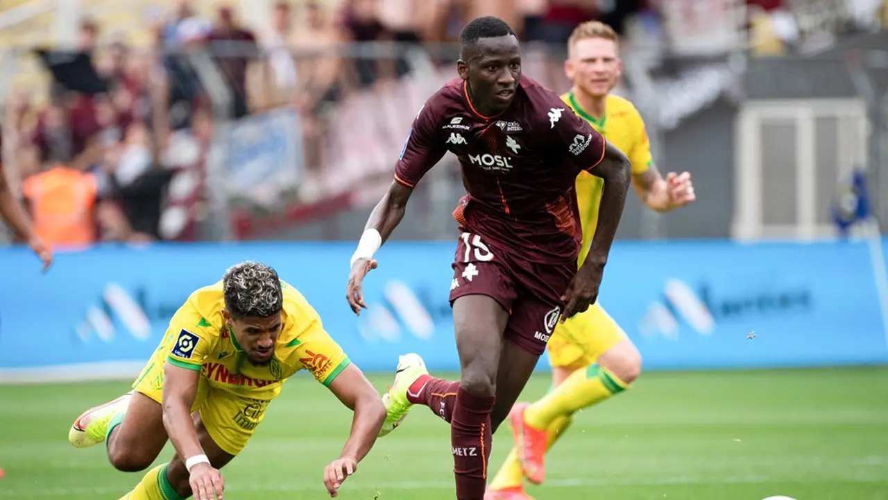 Gelandang Metz, Pape Sarr.