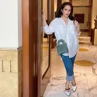 Demi ASI yang melimpah untuk sang buah hati, Ussy pun rela makan apapun, termasuk sayur-mayur yang tak disukainya. Dalam channel Youtubenya, Andhika dan Ussy menceritakan momen merawat Sakalingga Ibra Pratama. (Instagram/ussypratama)