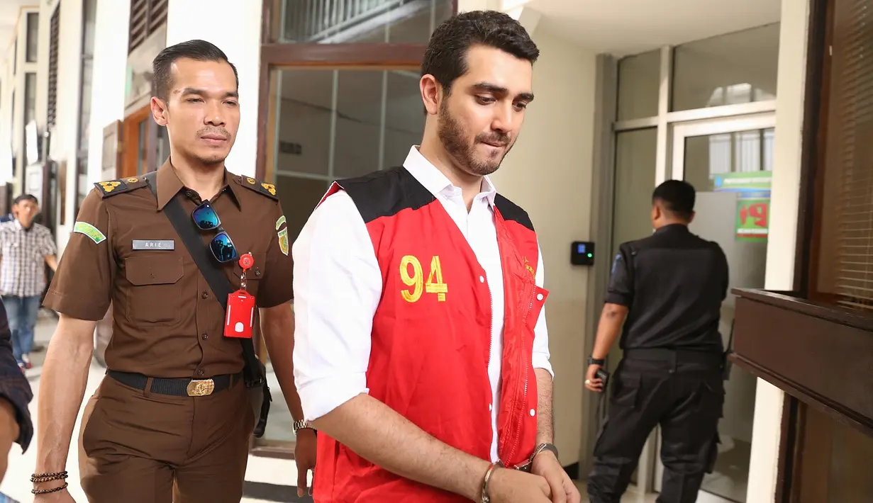 "Dakwan pertama Pasal 111 ayat 1 Undang-undang no 35 tahun 2009 tentang narkotika dan kedua pasal 112 ayat 1 Undang-undang no 35 tahun 2009 tentang narkotika," ujar Nasrudin selaku JPU. (Nurwahyunan/Bintang.com)