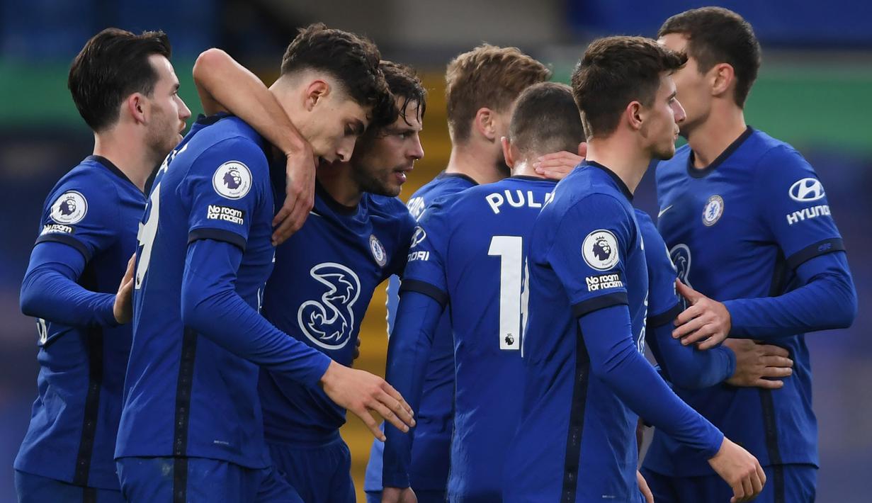 Pemain Chelsea merayakan gol yang dicetak  Kai Havertz ke gawang Southampton pada laga lanjutan Liga Inggris di Stamford Brigde, Sabtu (17/10/2020) malam WIB. Chelsea bermain imbang 3-3 atas Southampton. (AFP/Mike Hewitt/pool)