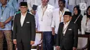 Pasangan calon presiden dan wakil presiden 2024 dengan nomor urut 1, Anies Rasyid Baswedan-Muhaimin Iskandar sesaat sebelum acara debat perdana Calon Presiden pada Pilpres 2024. (Liputan6.com/Faizal Fanani)