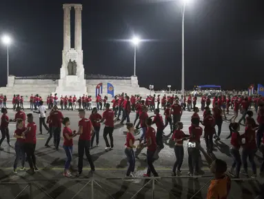  Ribuan Penari menari bersama untuk memecahkan rekor dunia untuk peserta terbanyak menari " rueda de casino " di Havana, Kuba, (25/11). " rueda de casino " merupakan tarian koreografi dari Kuba. (REUTERS/Alexandre Meneghini)