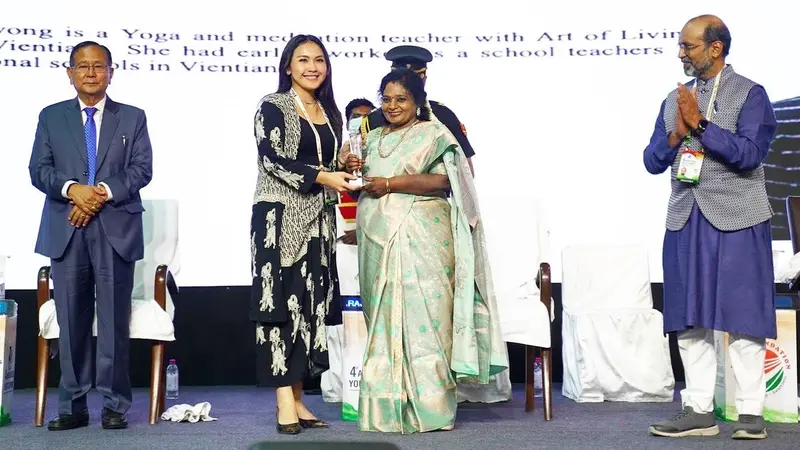 Anggota DPRD Provinsi Sumatera Utara, Meryl Rouli Saragih, menerima penghargaan “Youth Award” di acara the 4tn ASEAN-India Youth Summit (Istimewa)