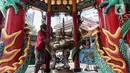 Seorang warga keturunan Tionghoa melakukan ritual bersih-bersih di Vihara Amurva Bhumi, Jakarta, Sabtu (14/1/2022). Tradisi ini rutin dilakukan jelang perayaan Tahun Baru Imlek. (Liputan6.com/Johan Tallo)