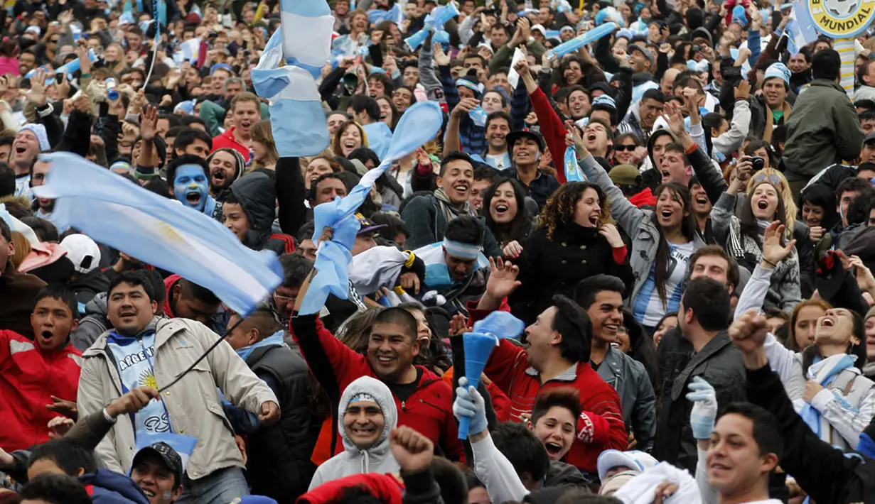 Kemenangan tim Tango atas Iran 1-0 di Stadion Mineirao, Belo Horizonte, Brasil (21/6/2014), dirayakan ribuan warga Argentina di Buenos Aires. (REUTERS/Enrique Marcarian)