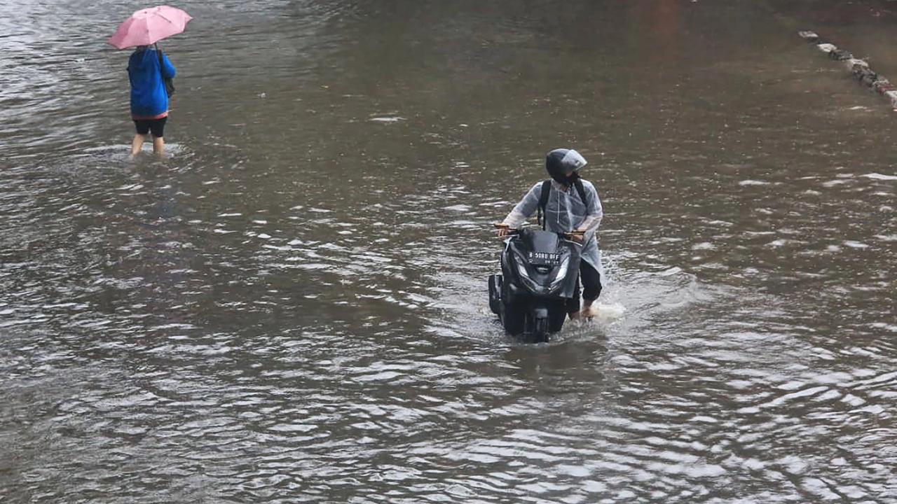FOTO: Jembatan Tiga Terendam Banjir,  Aktivitas Warga Terganggu