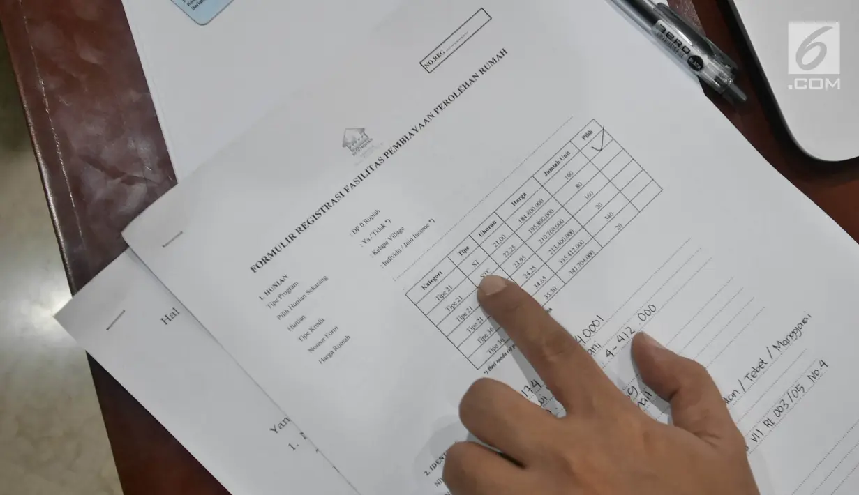 Formulir pendaftaran program rumah DP 0 rupiah di Kantor Wali Kota Jakarta Selatan, Kamis (1/11). Pendaftaran program rumah DP 0 rupiah atau Solusi Rumah Warga (Samawa) dilakukan di tujuh tempat di DKI Jakarta. (Liputan6.com/Herman Zakharia)